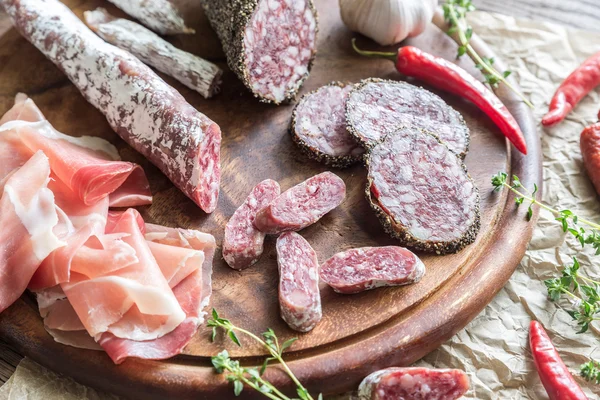 Verschillende soorten worst op de houten achtergrond — Stockfoto