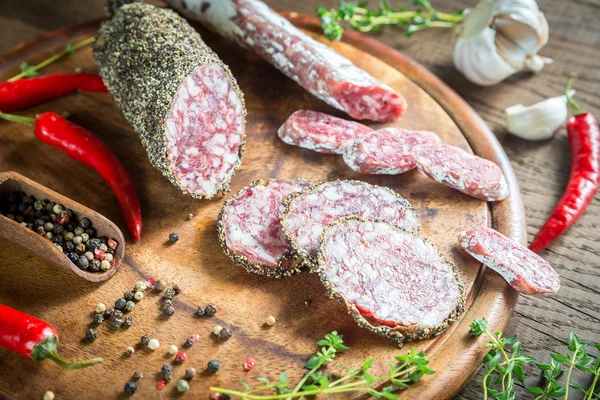 Saucisson 和 fuet 木板上片 — 图库照片