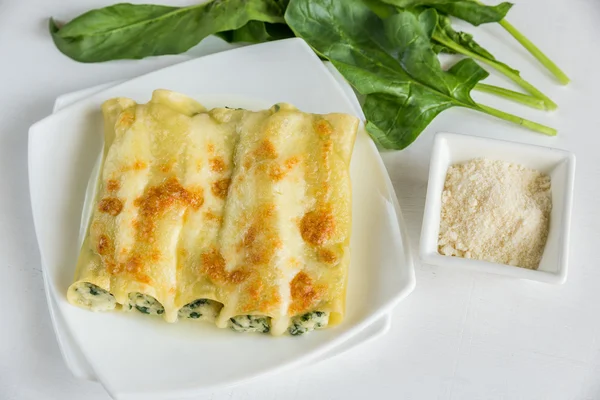 Cannelloni med ricotta och spenat — Stockfoto