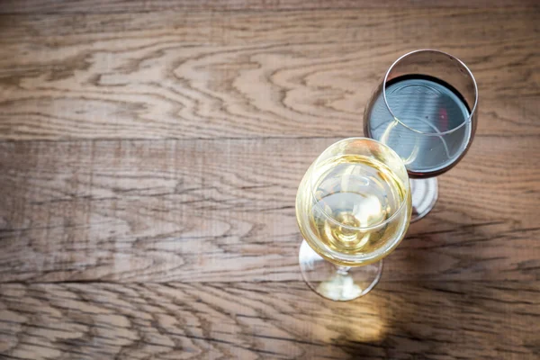 Glasses with red and white wine on the wooden background — Stock Photo, Image