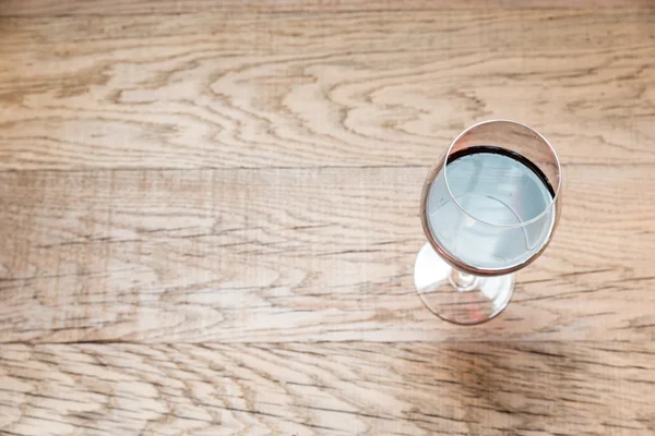 Glass with red wine on the wooden background — Stock Photo, Image