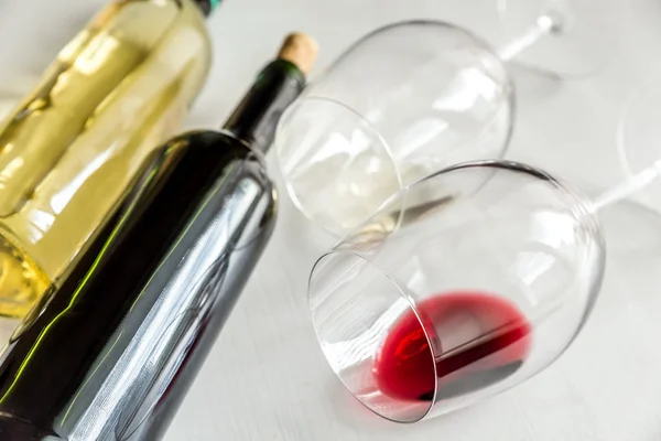 Gözlük ve kırmızı ve beyaz şarap şişe — Stok fotoğraf