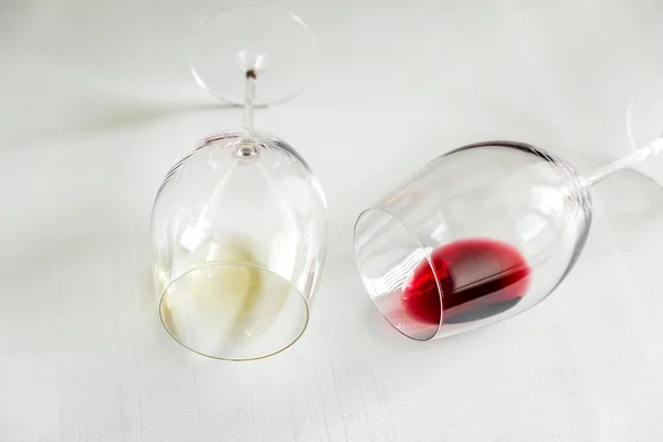 Bicchieri con vino rosso e bianco — Foto Stock