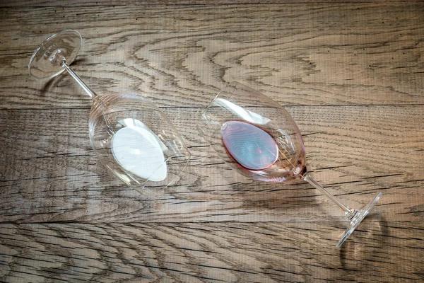 Glasses with red and white wine on the wooden background — Stock Photo, Image