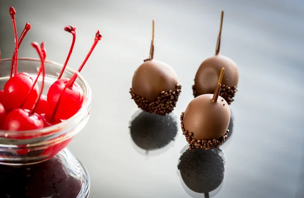 Chocolat et cerises cocktail sur le verre — Photo
