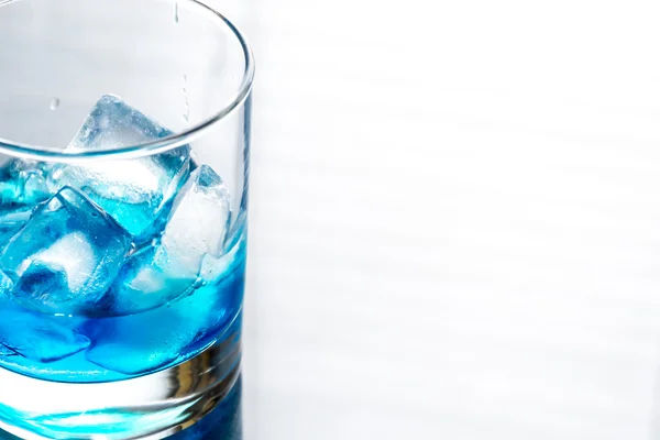 Glas blauer Curaçao-Cocktail — Stockfoto