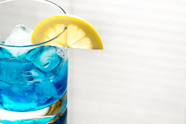 Blå curacao cocktail glas — Stockfoto