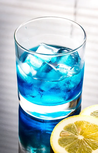 Glas blauer Curaçao-Cocktail — Stockfoto