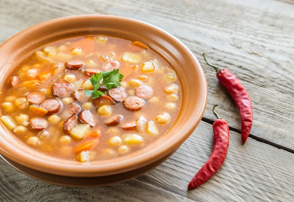 Soep met kikkererwten en gerookte worst — Stockfoto