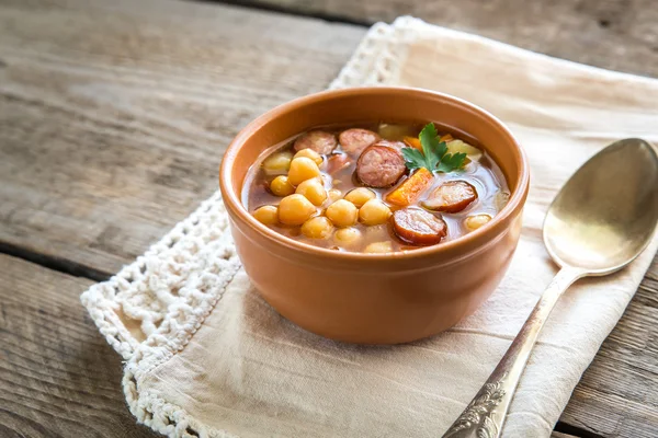 Soep met kikkererwten en gerookte worst — Stockfoto