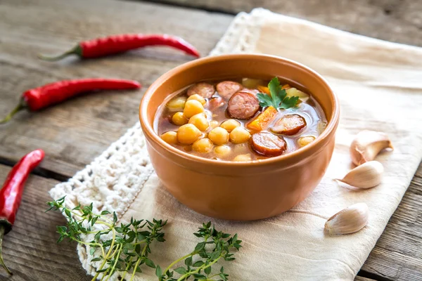 Soep met kikkererwten en gerookte worst — Stockfoto