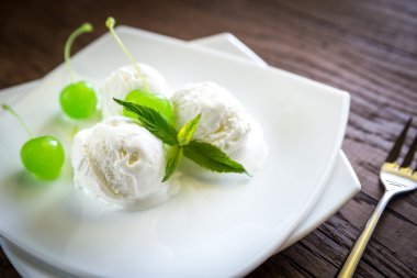 Maraschino kirazı ile vanilyalı dondurma