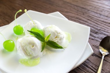 Maraschino kirazı ile vanilyalı dondurma