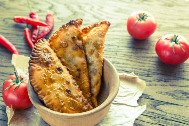 Ahşap arka plan üzerinde et köftesi