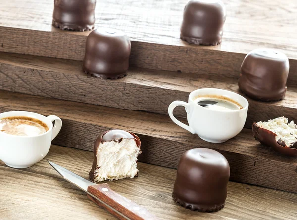 Fresh marshmallows with two cups of coffee — Stock Photo, Image