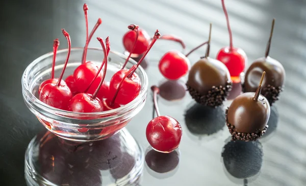 Csokoládé- és koktél cseresznye az üveglapra a képet tartalmazó — Stock Fotó