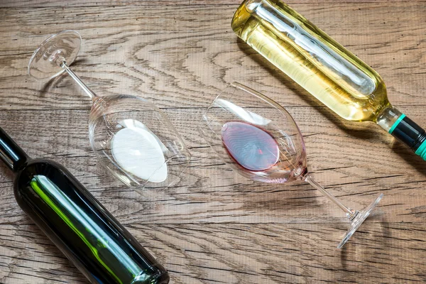 Glasses and bottles with red and white wine — Stock Photo, Image