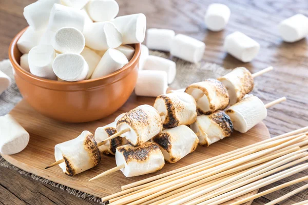 Marshmallow spiesjes op het houten bord — Stockfoto