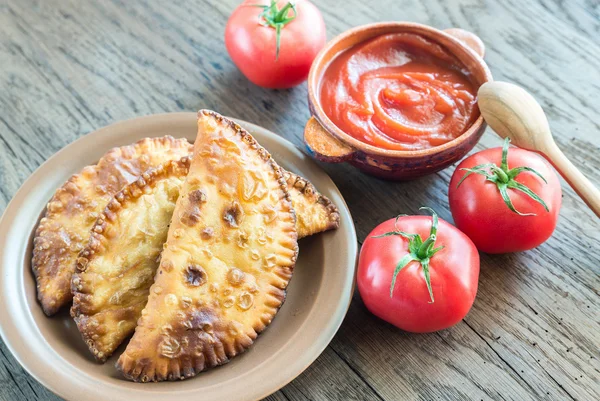 Patties de carne no fundo de madeira — Fotografia de Stock