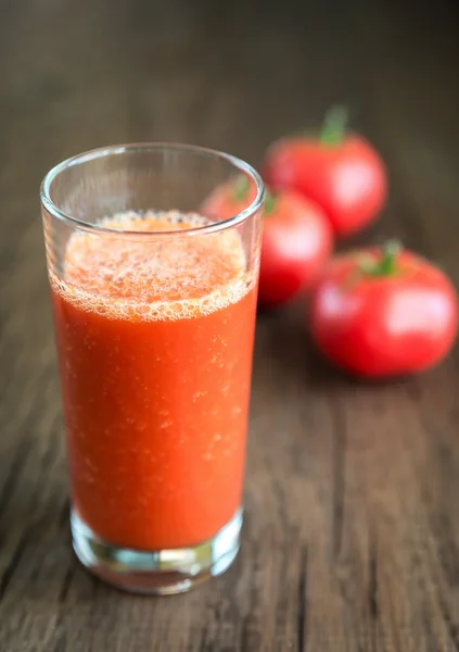 Jugo de tomate con tomates frescos — Foto de Stock