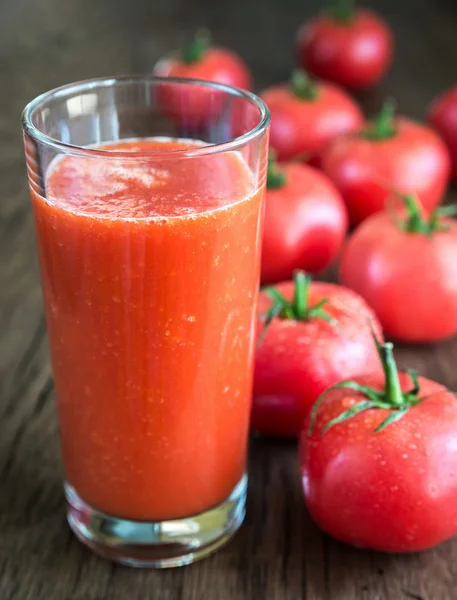 Sumo de tomate com tomates frescos — Fotografia de Stock