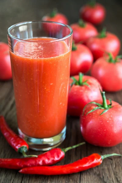 Succo di pomodoro con pomodori freschi — Foto Stock