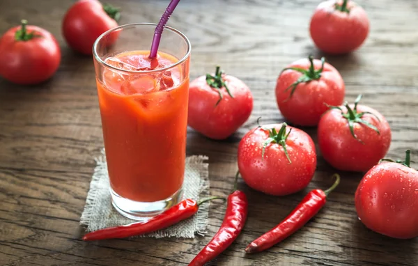 Succo di pomodoro con pomodori freschi — Foto Stock