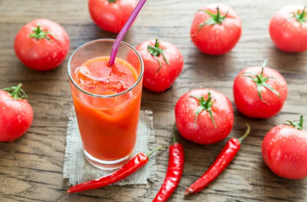 Tomatensap met verse tomaten — Stockfoto