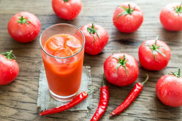 Rajčatová šťáva s čerstvými rajčaty — Stock fotografie
