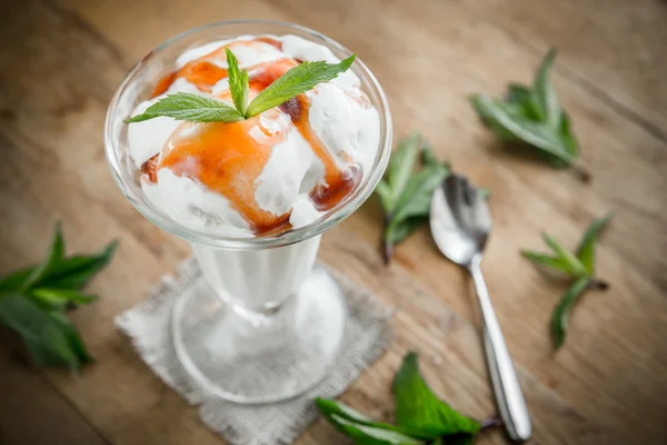 Vanille-ijs met aardbeien topping — Stockfoto