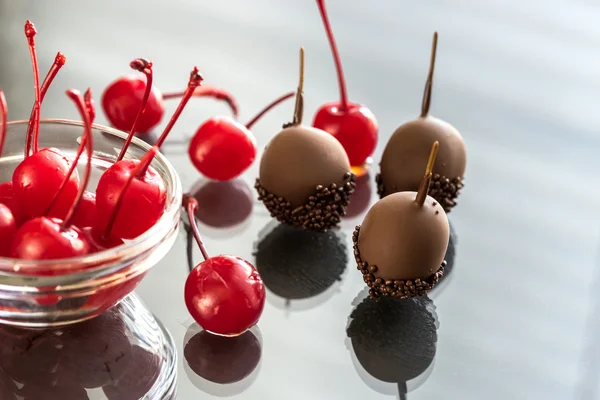 Csokoládé- és koktél cseresznye az üveglapra a képet tartalmazó — Stock Fotó