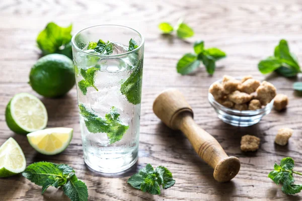 Glas mojito med ingredienser — Stockfoto