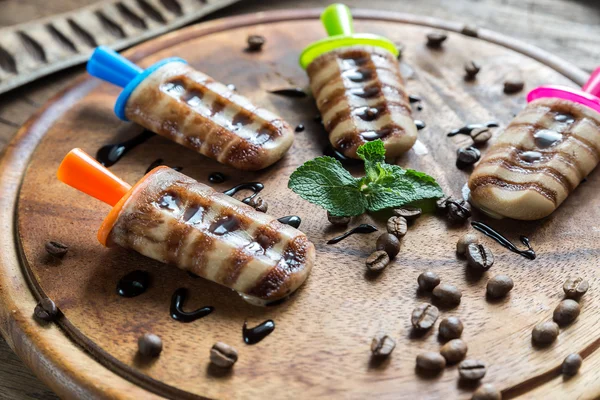 Coffee popsicles with chocolate topping — Stock Photo, Image