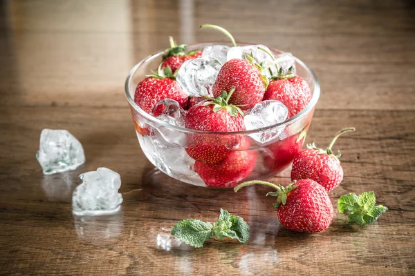 Fragole fresche con cubetti di ghiaccio nella scodella di vetro — Foto Stock