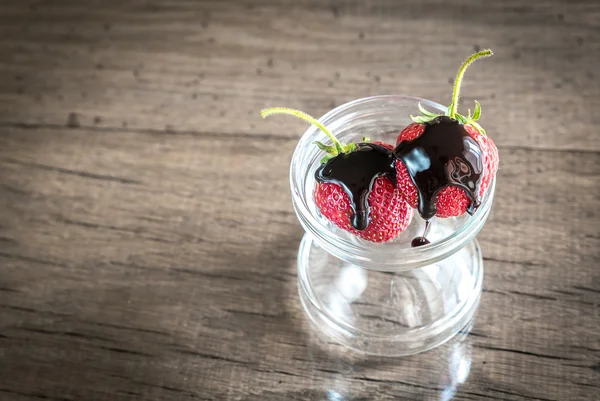 Färska jordgubbar med choklad topping — Stockfoto