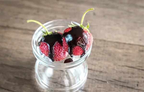 Fragole fresche con guarnizione al cioccolato — Foto Stock