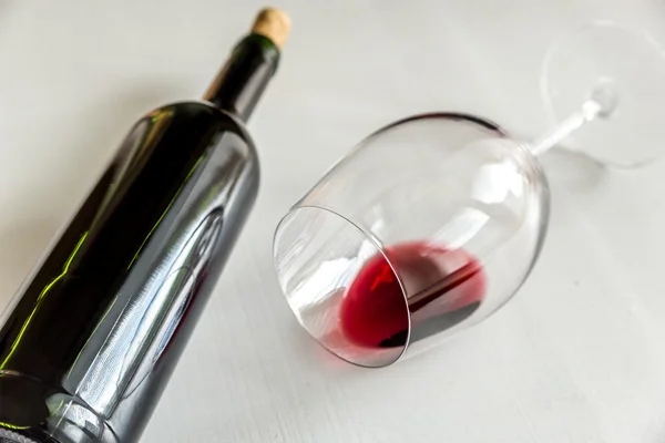 Glas en fles met rode wijn — Stockfoto