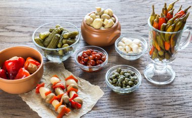 ahşap arka plan üzerinde Turşu sebze