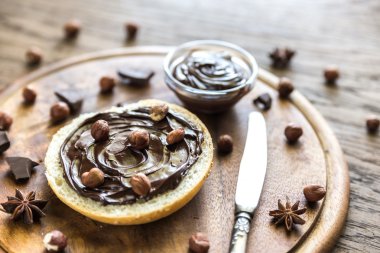 Krem çikolata ve fındık ile susam çörek