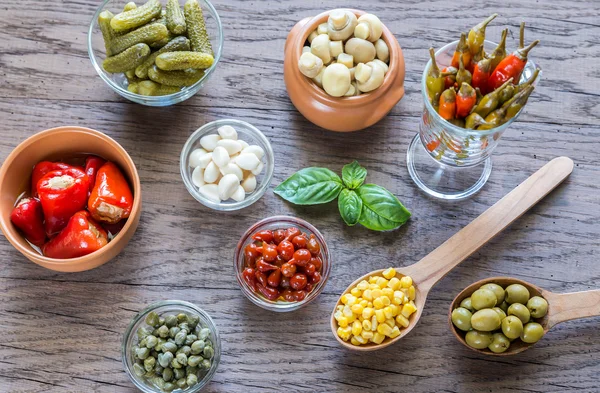 Inlagda grönsaker på trä bakgrund — Stockfoto