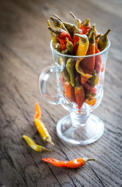 Pimentos marinados no copo — Fotografia de Stock