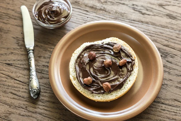 Roti wijen dengan krim coklat dan kacang — Stok Foto