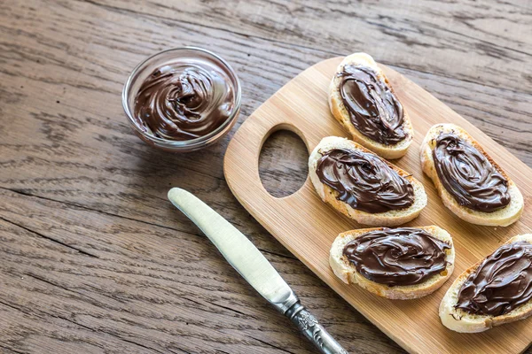 Fette di baguette con crema al cioccolato — Foto Stock