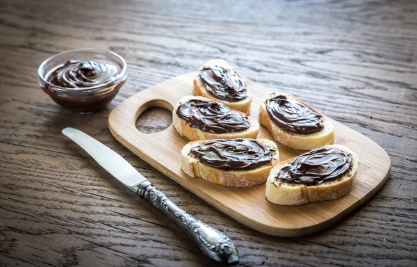 Fette di baguette con crema al cioccolato — Foto Stock