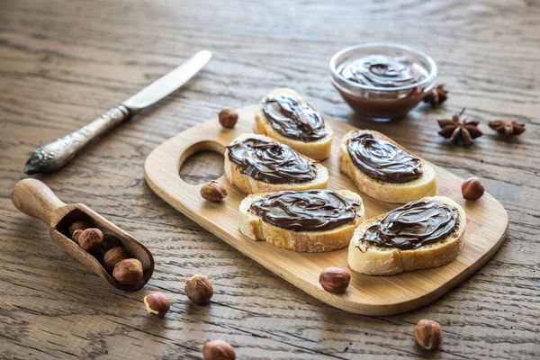 Fatias de baguete com creme de chocolate — Fotografia de Stock