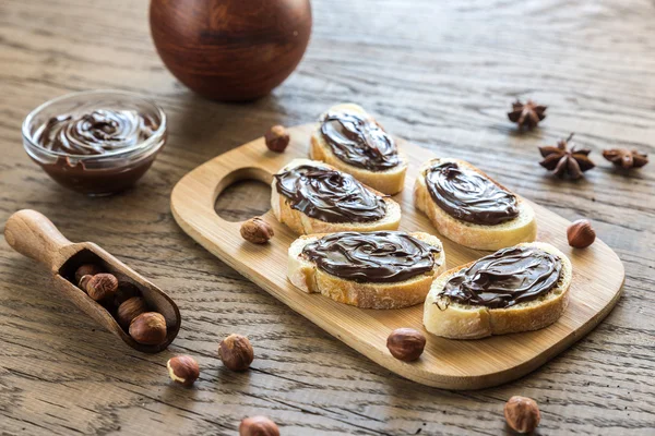 Skivor av baguette med choklad grädde — Stockfoto