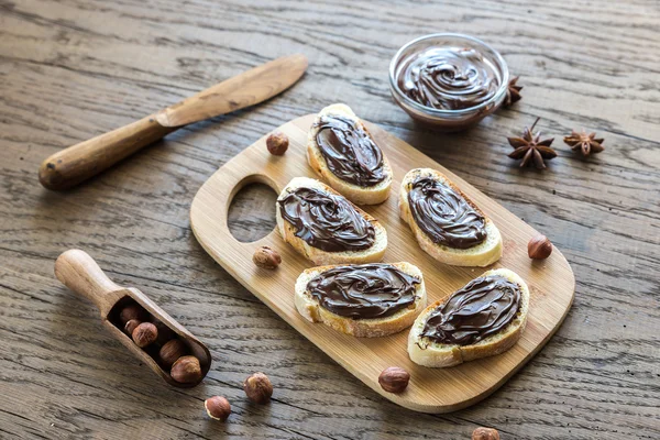 Fette di baguette con crema al cioccolato — Foto Stock