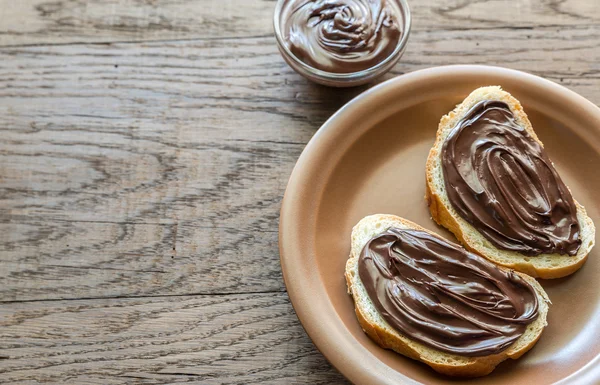 Potongan baguette dengan krim cokelat — Stok Foto