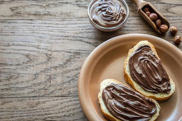 Fatias de baguete com creme de chocolate — Fotografia de Stock