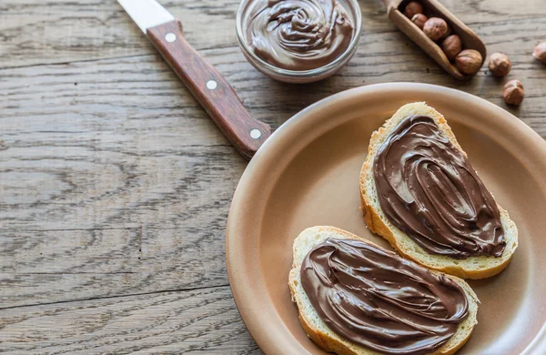 Slices of baguette with chocolate cream — Stock Photo, Image